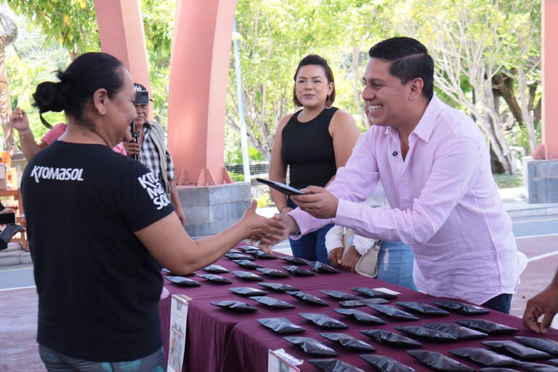 Entrega gobierno de Jojutla lentes gratuitos