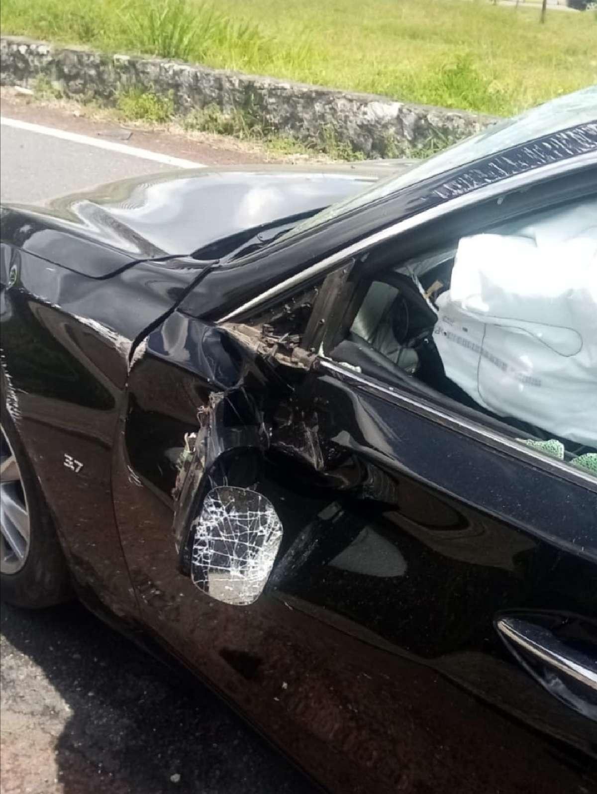Sufrió golpes graves tras volcar al salir del Paso Exprés
