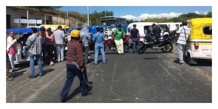 Mototaxistas bloquean la carretera Zacatepec-Zapata
