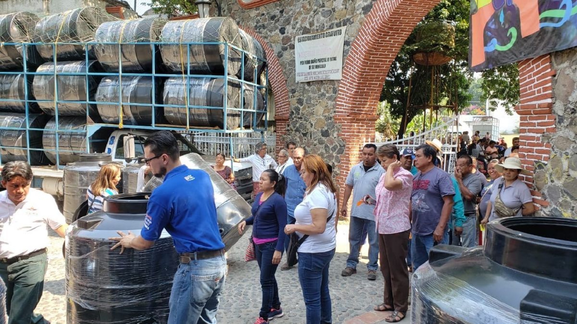 Entregan 200 tinacos y 200 calentadores solares a vecinos de Cuautla