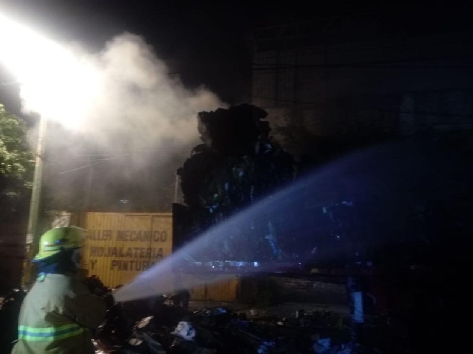 Se registra incendio en un negocio de desechos industriales