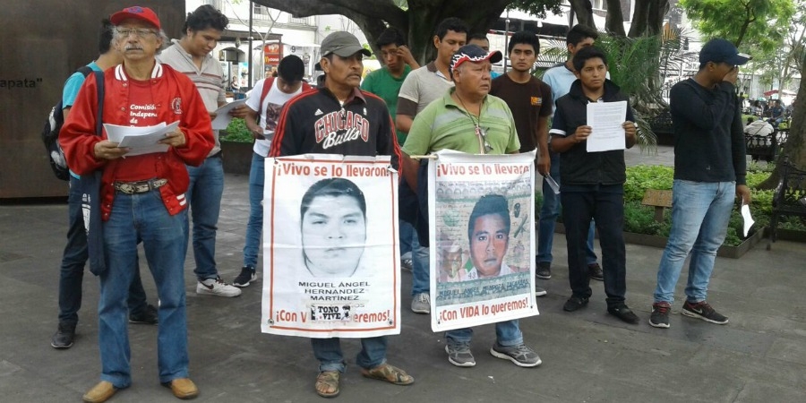 Se manifiestan padres de los normalistas de Ayotzinapa en Cuernavaca