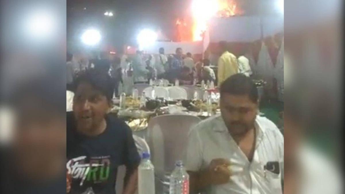 Invitados siguen comiendo durante incendio en una boda