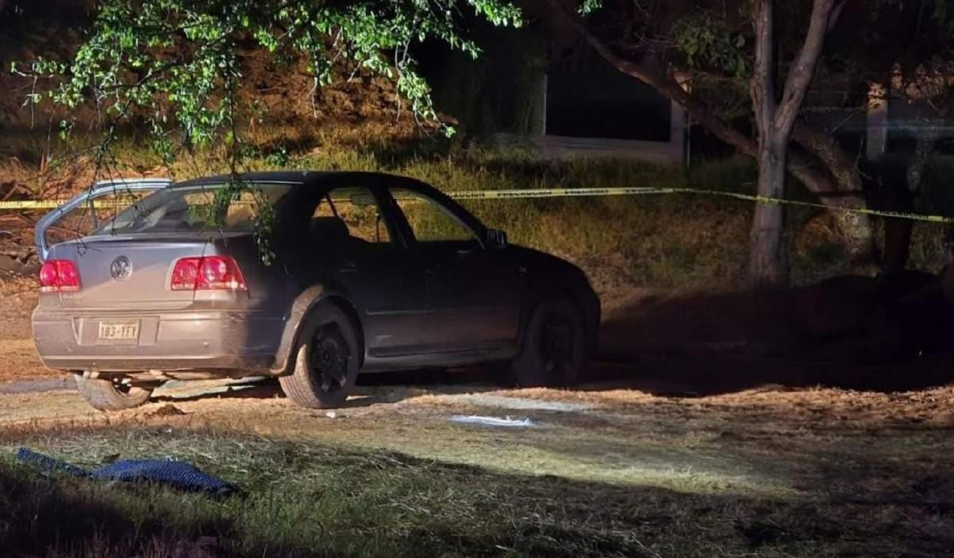 Hallan dos cadáveres en la cajuela de un auto