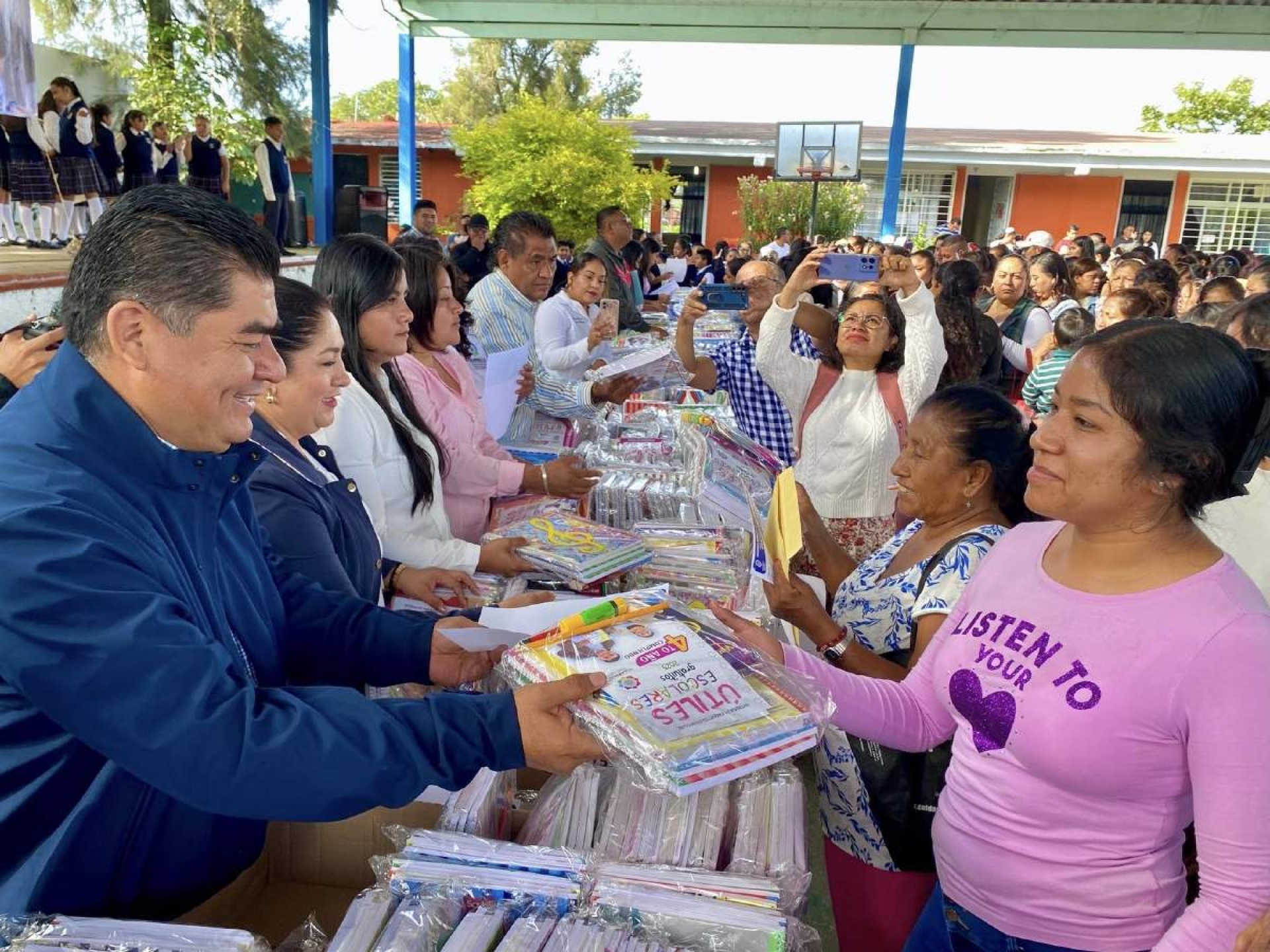 Entregan paquetes de útiles escolares en Yecapixtla