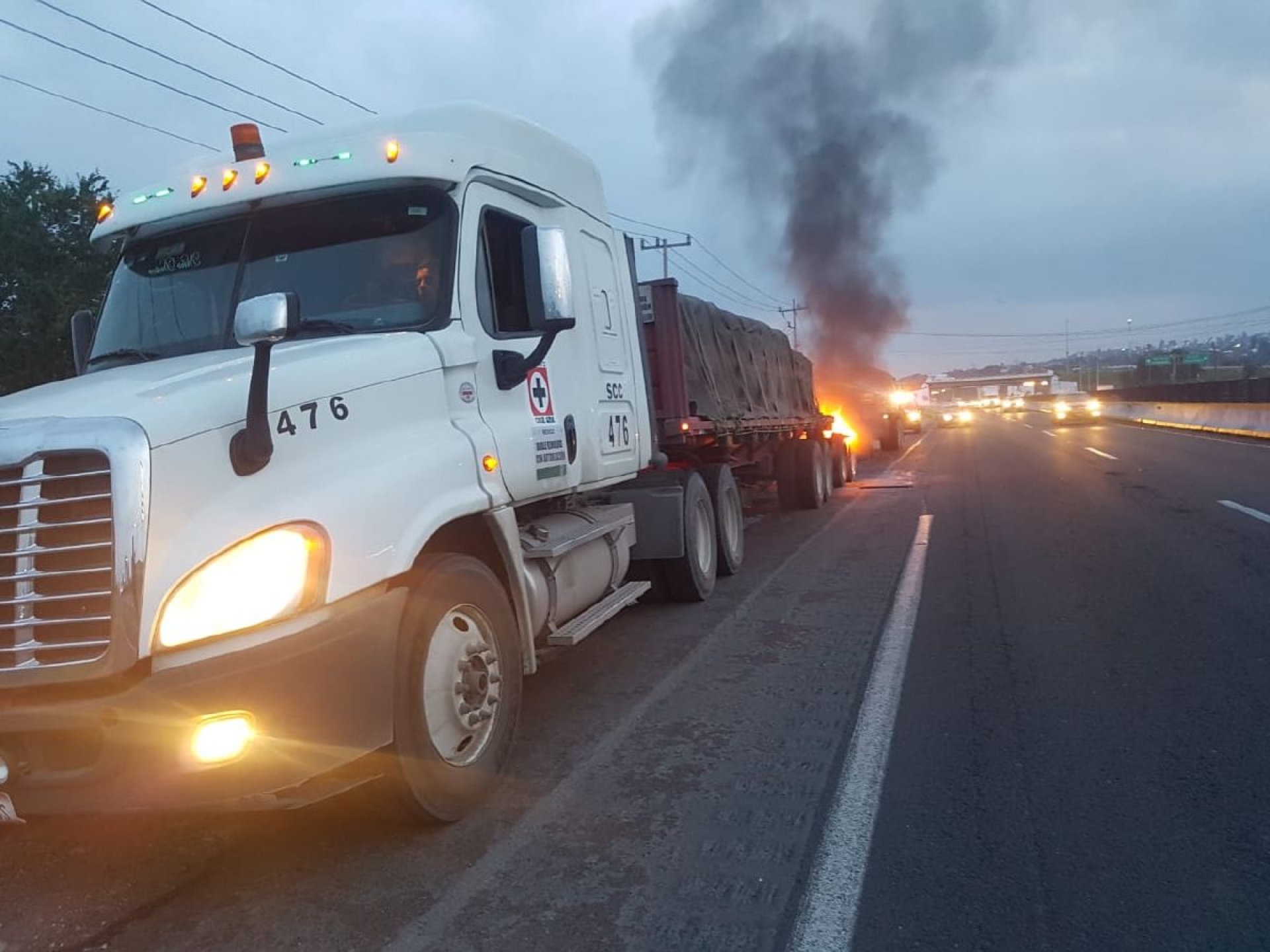Se incendia parte de un tráiler en la México-Acapulco