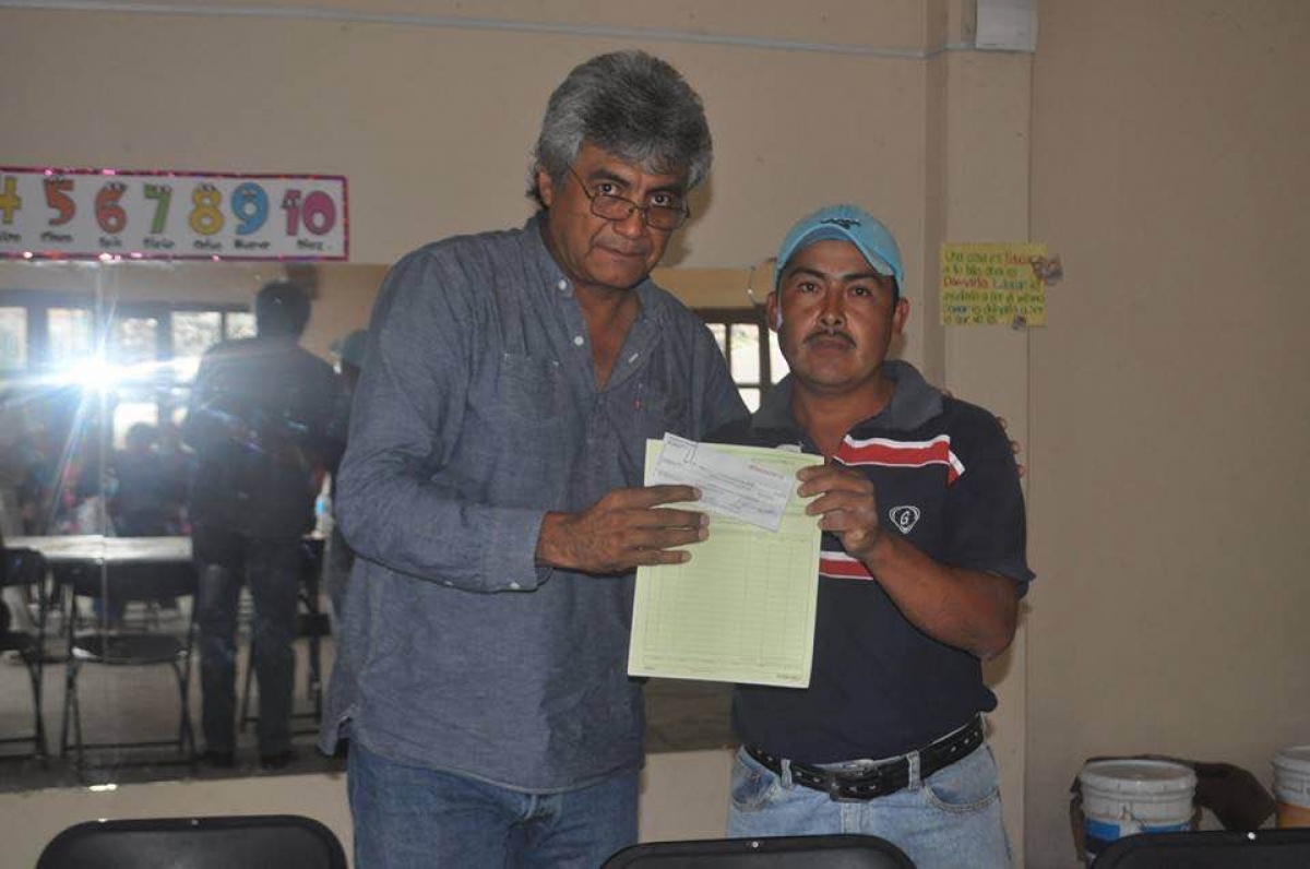 Entrega alcalde de Tlayacapan apoyo para la reparación de la cúpula de la iglesia de Nacatongo