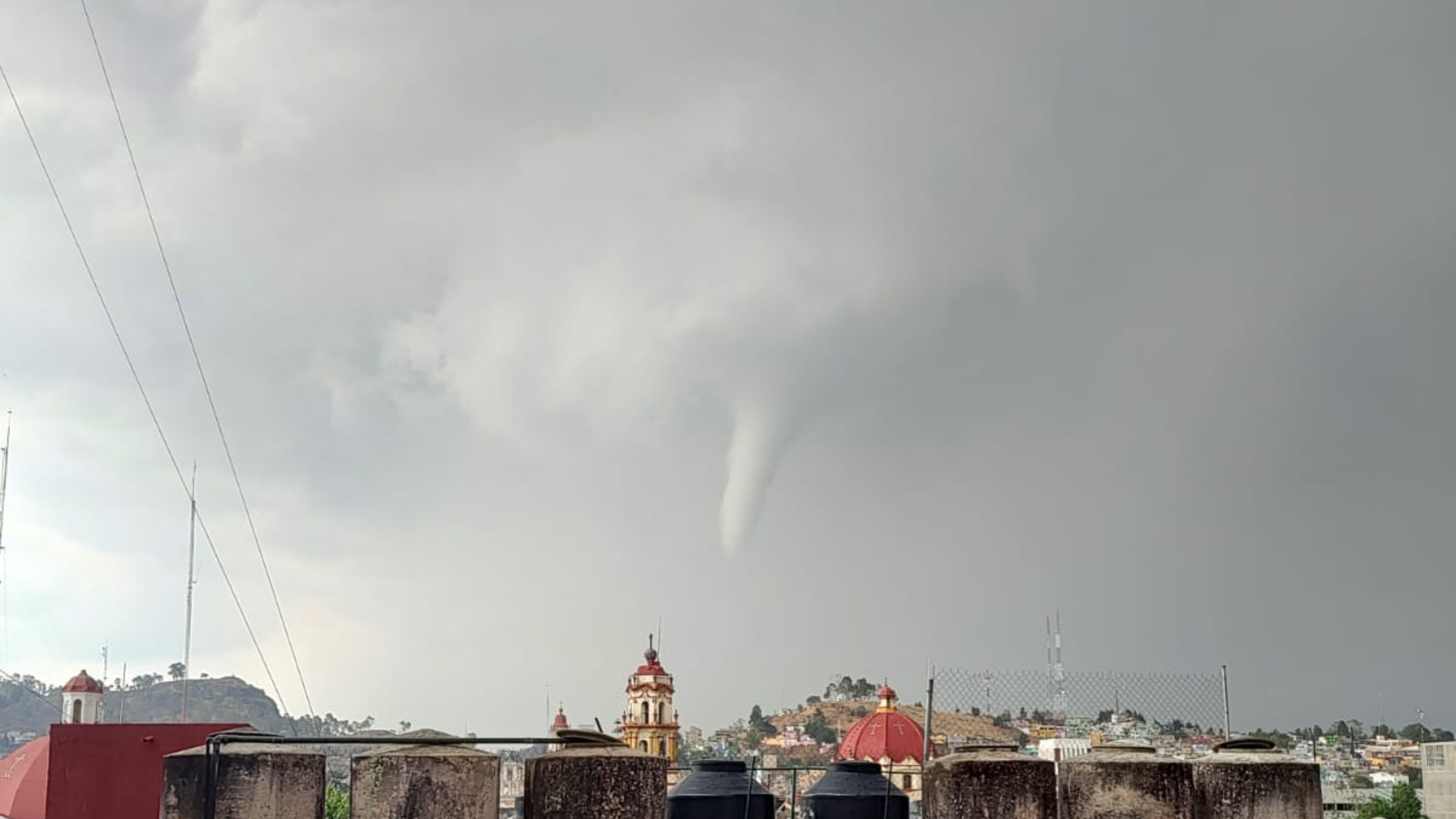 Tornado azota Toluca, derriba árboles y deja dos muertos