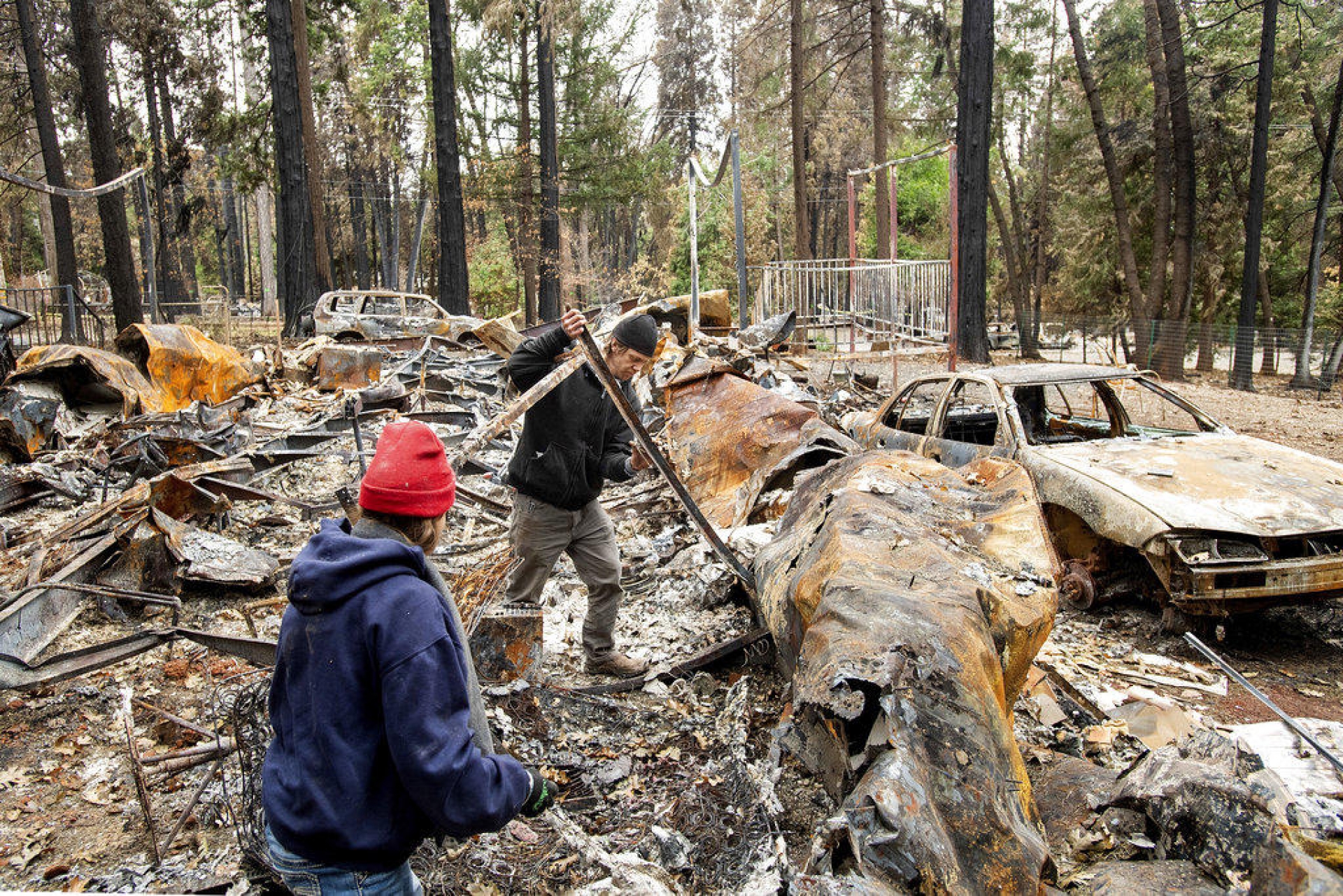 Permiten regresar a damnificados de incendio en California