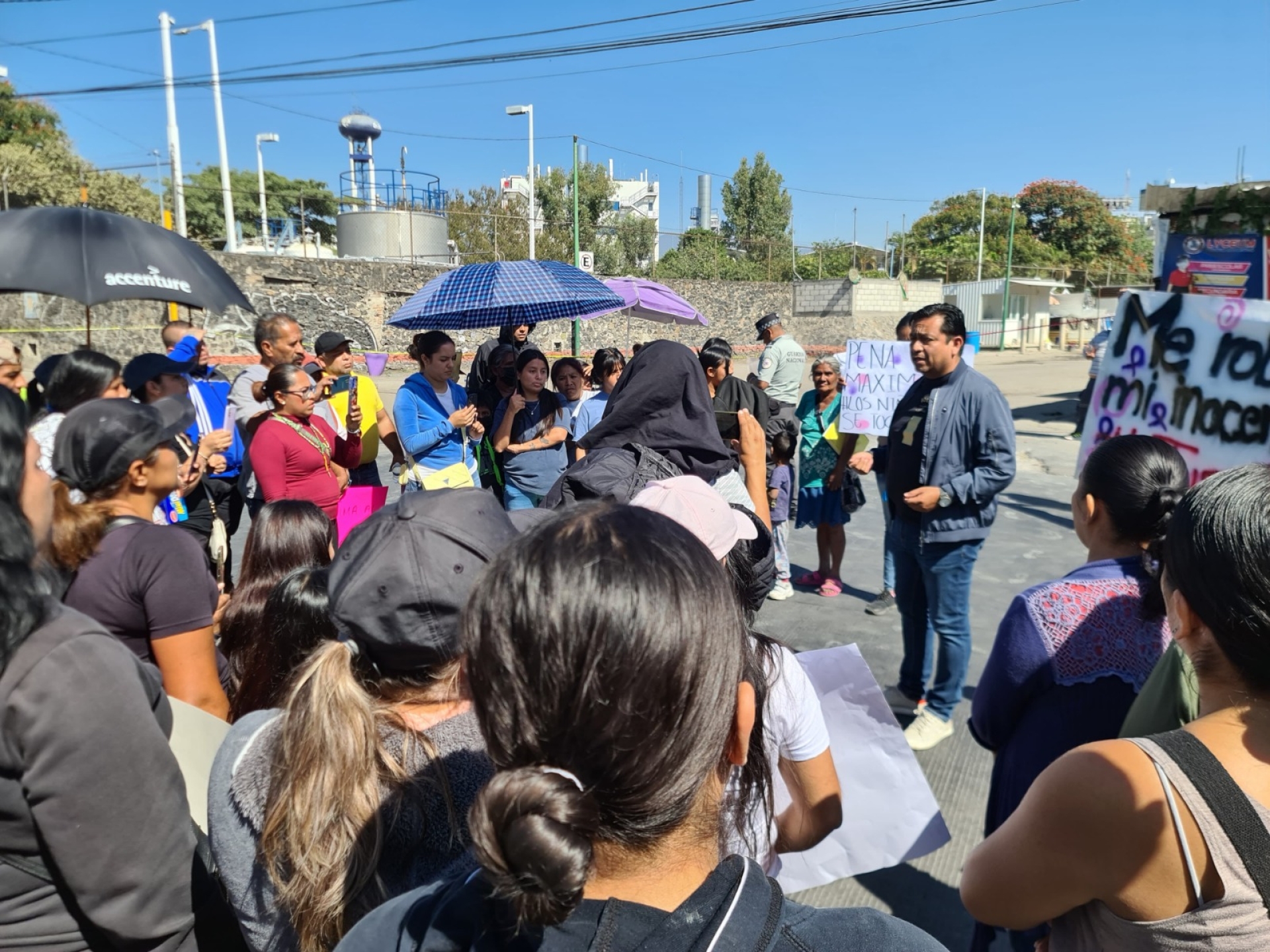 Mantiene IEBEM atención y acompañamiento a padres de familia de escuela primaria 'Benito Juárez'