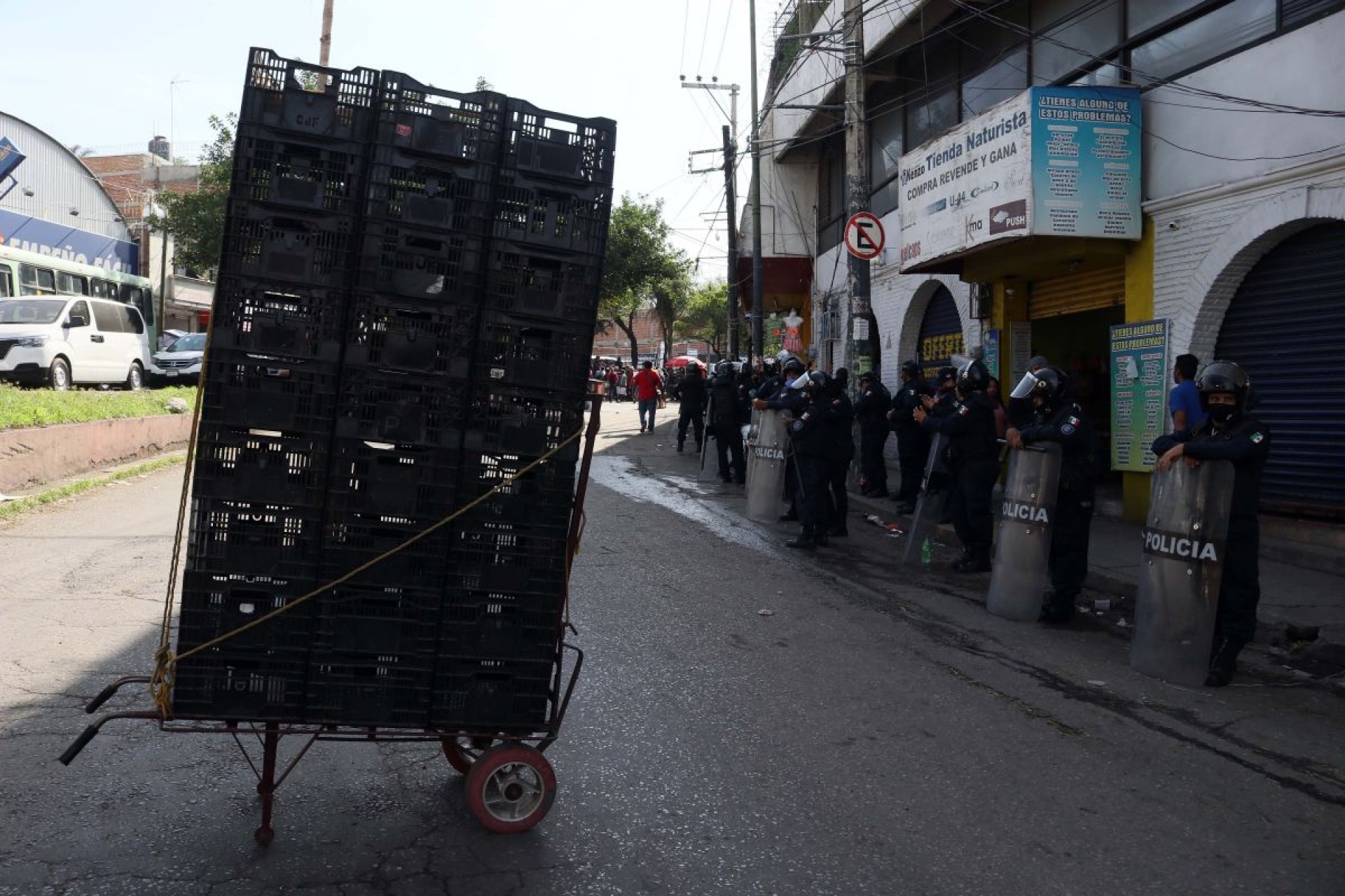Ambulantes ocuparon las banquetas de la avenida López Mateos