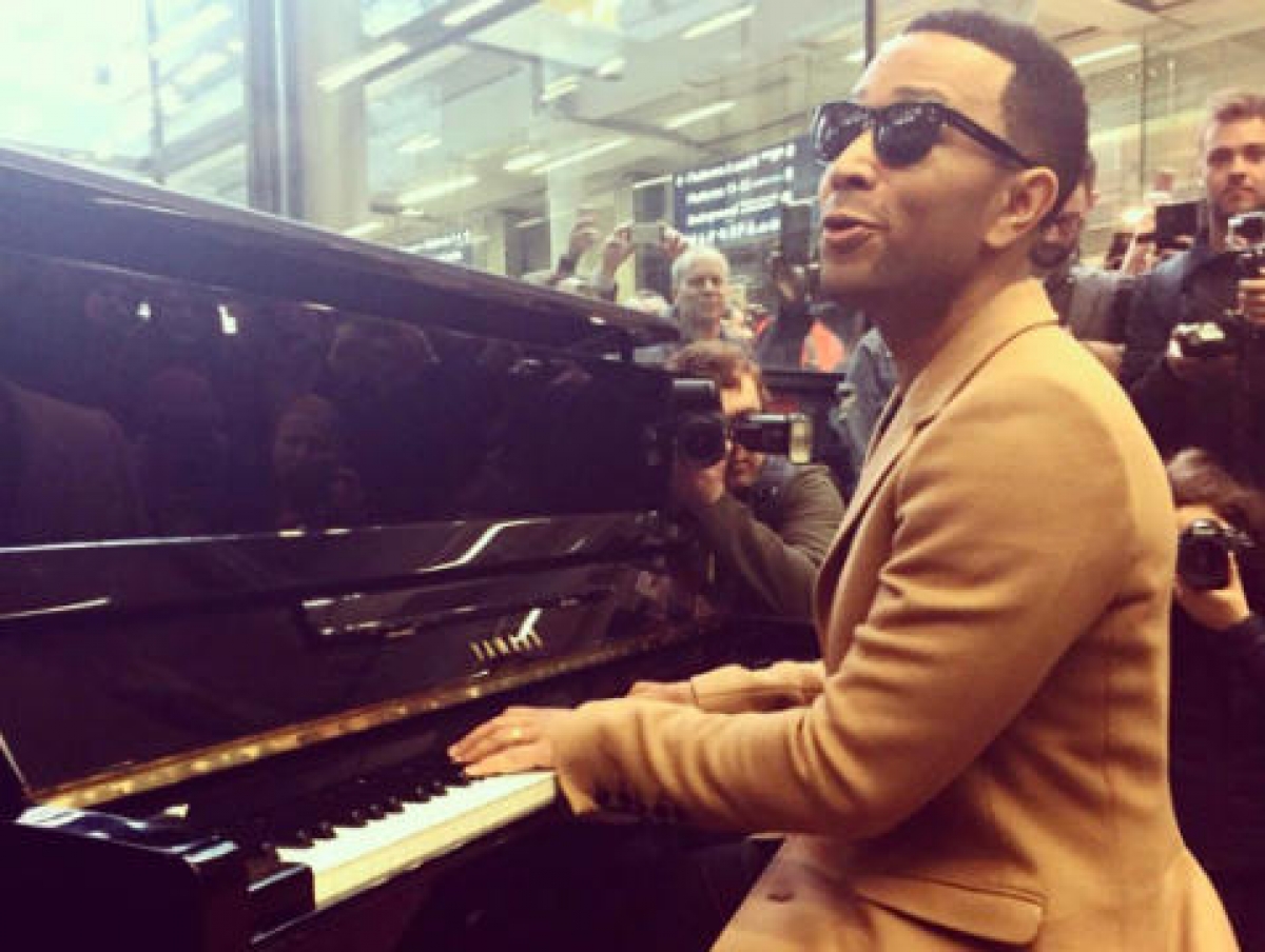 John Legend da show en una estación de Londres