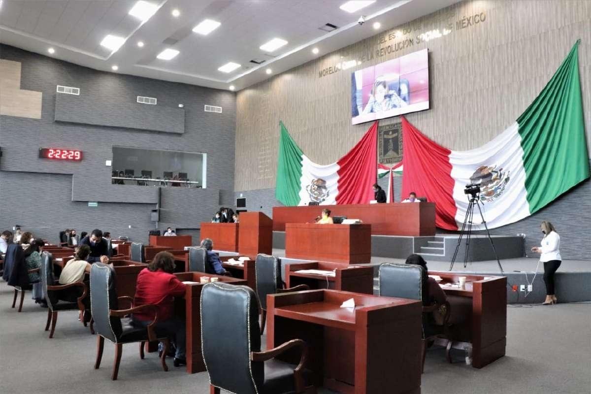 Regresan diputados a curules