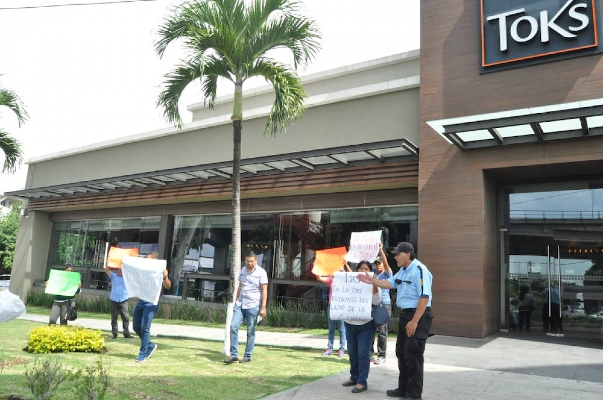 Empleados de Toks se rebelan por cobros indebidos de la empresa
