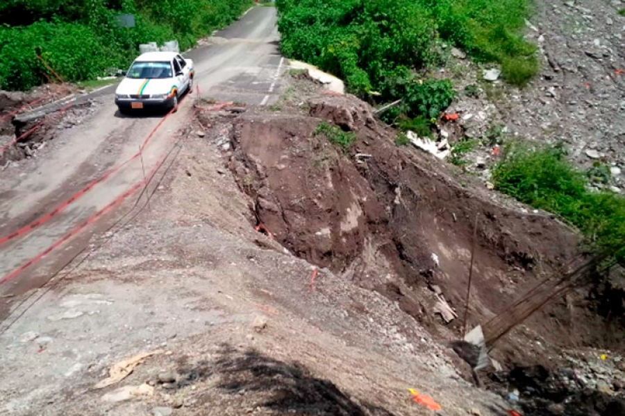 Exigen reparar puente dañado por lluvias en Huexca