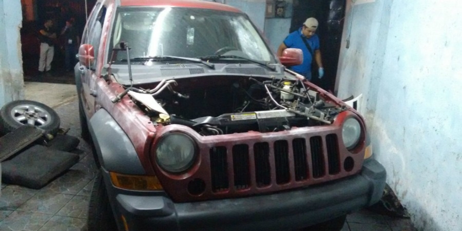 Informa FGE que se inhabilitaron dos inmuebles en los que se desmantelaban autos robados