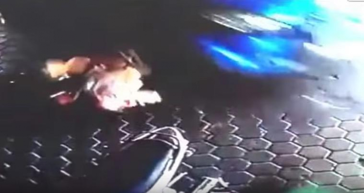 Hombre salva a niños de ser atropellados