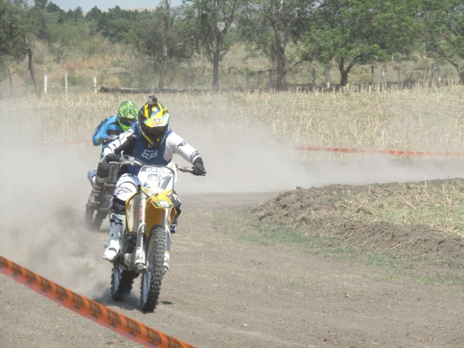 Alberto Olivares gana carrera en óvalo de motocross