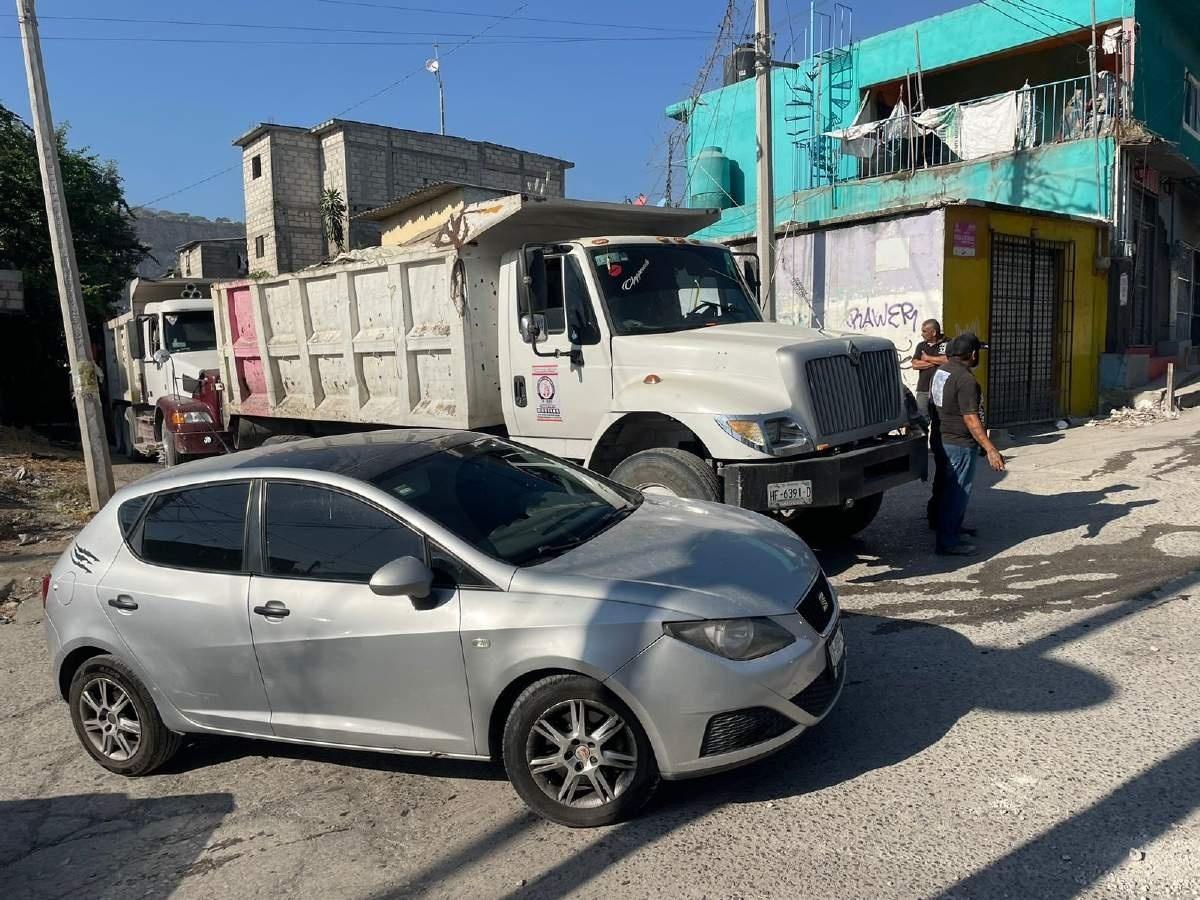 Chocan un auto y un camión en Jiutepec