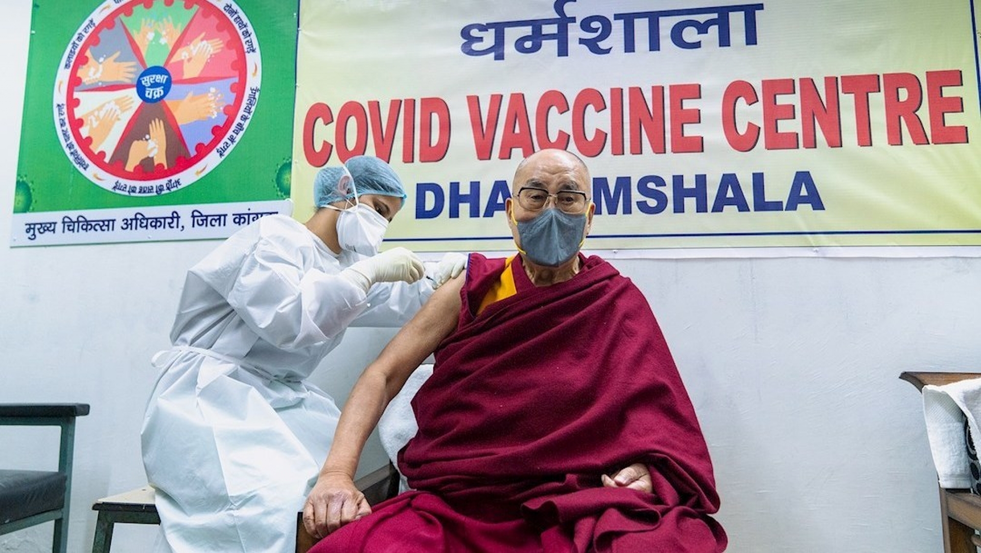 Dalai Lama recibe la vacuna contra COVID-19