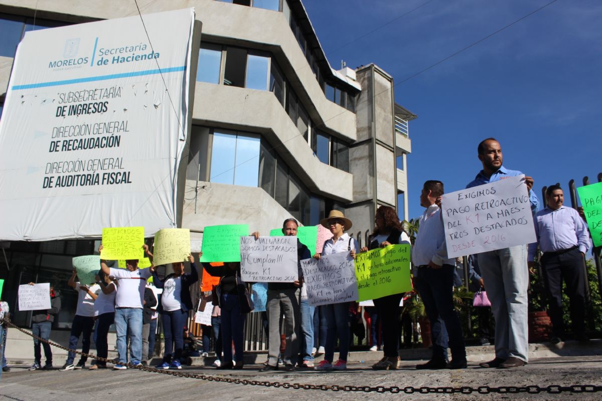 Dan fechas de pago de incentivo a 49 maestros
