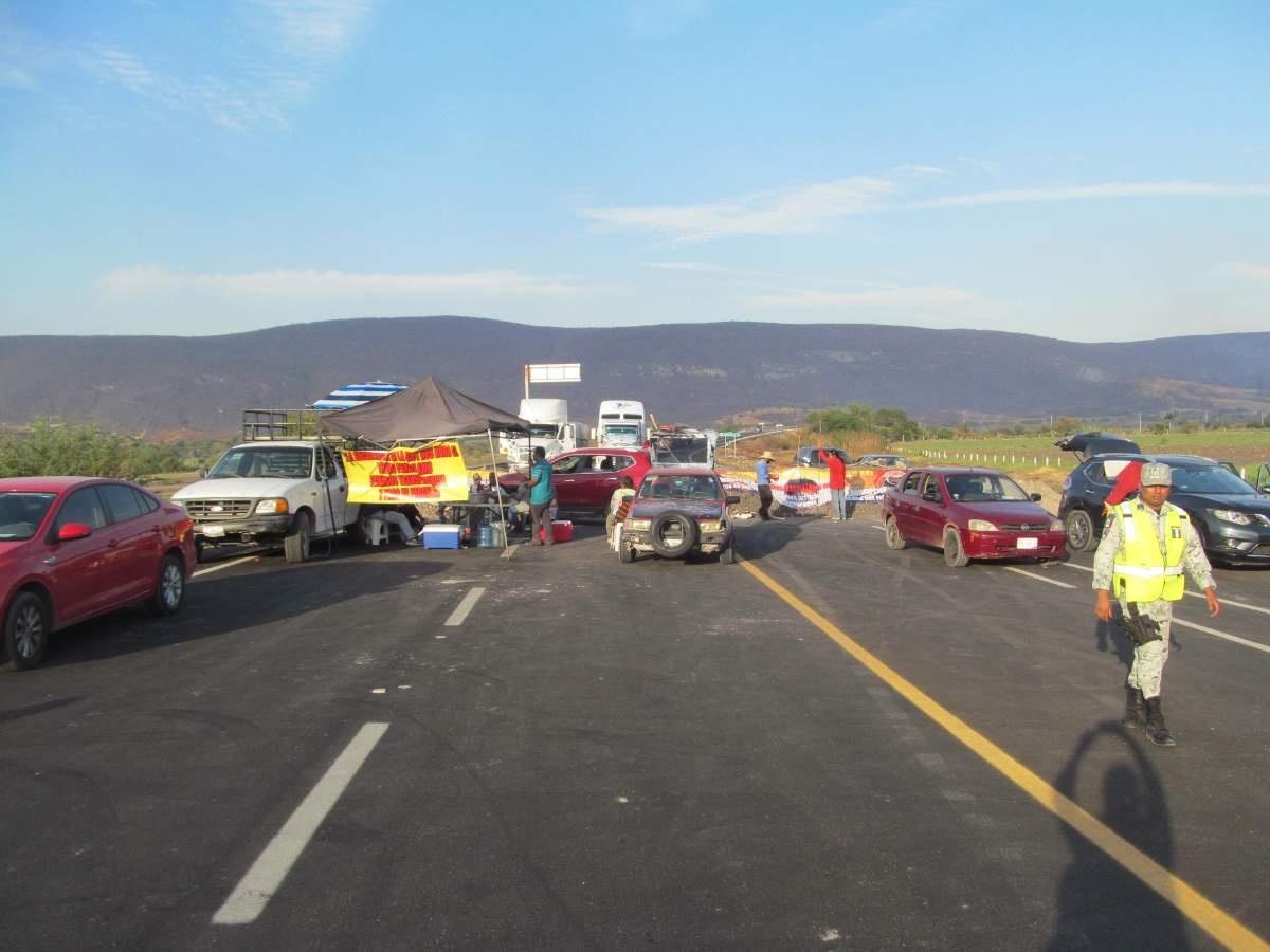Cumplen con advertencia y bloquean la autopista Siglo XXI