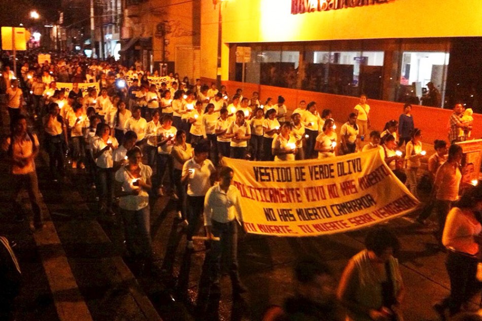 Maestros marchan en apoyo a normalistas de Ayotzinapa