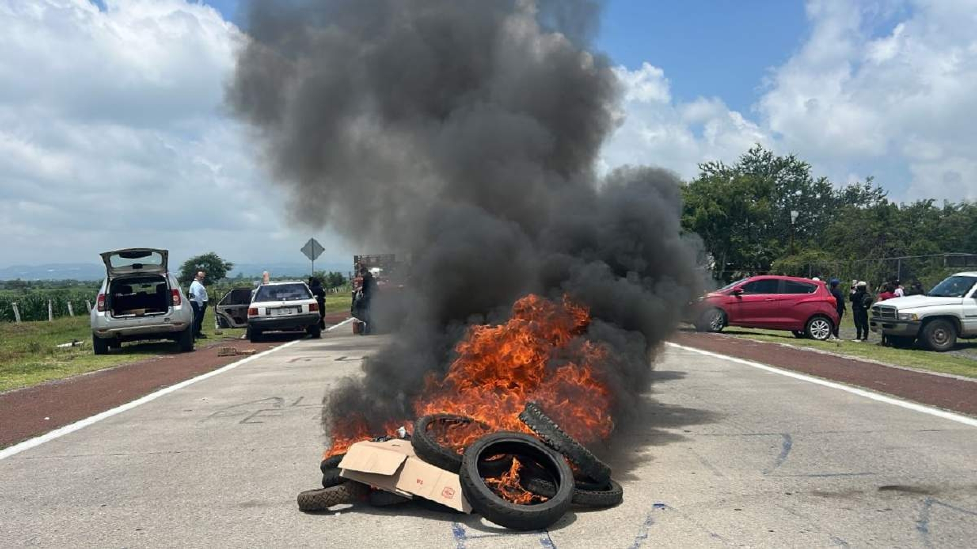 Bloquean normalistas autopista Siglo XXI en Temoac