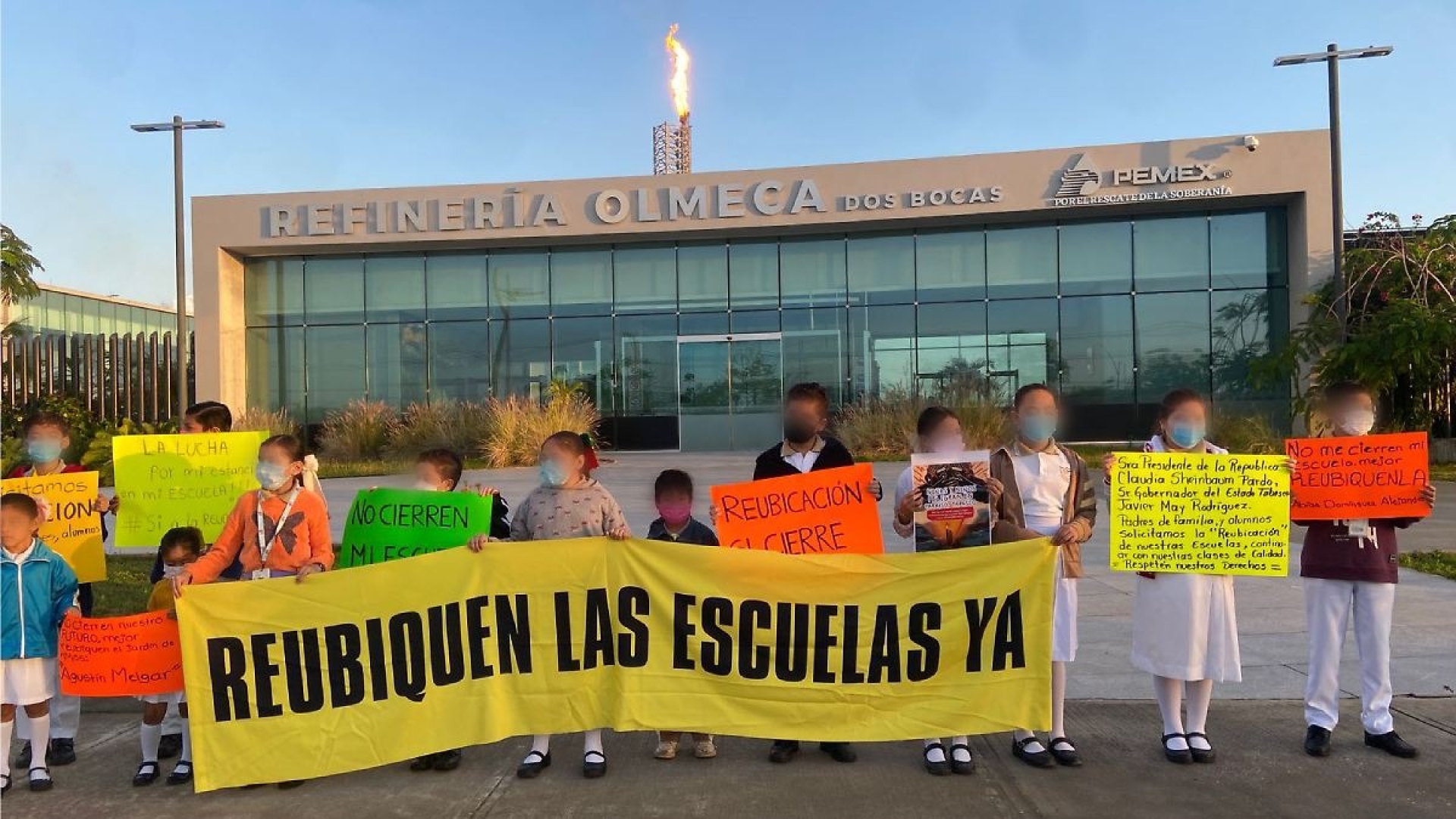 Padres y alumnos piden reubicación de escuelas cercanas a refinería Dos Bocas
