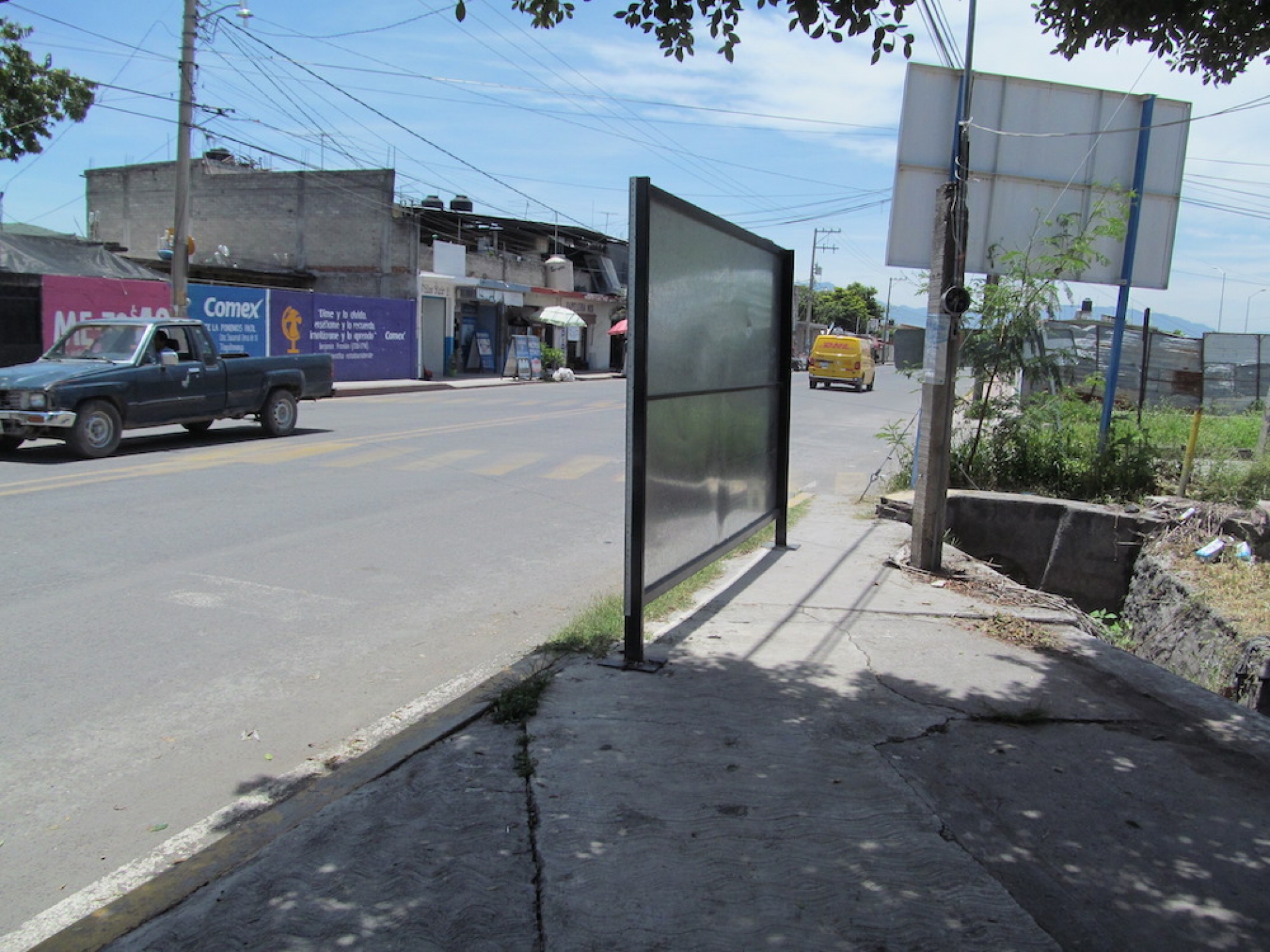 Gobierno de Tlaquiltenango concesionó las banquetas para anuncios sin revisar la ley