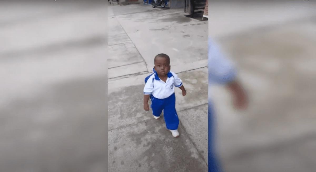 Niño afirma que camina “como un hombre” y se hace viral