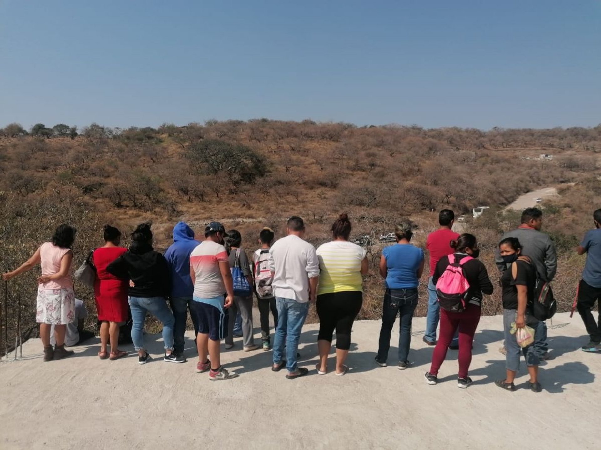 Abandonan un cadáver maniatado