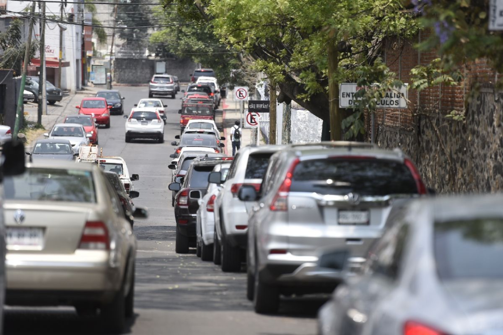 De nueva cuenta, verificentro utiliza zona prohibida para estacionar a su clientela