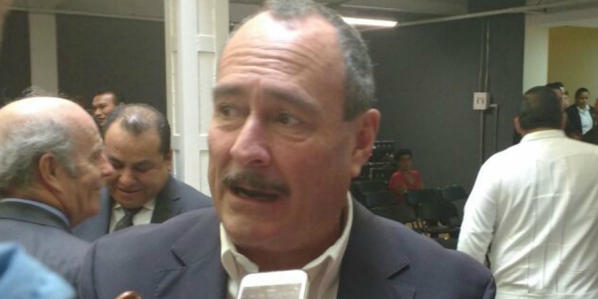 Acusa secretario de Transporte a líderes taxistas de propiciar el "pirataje"