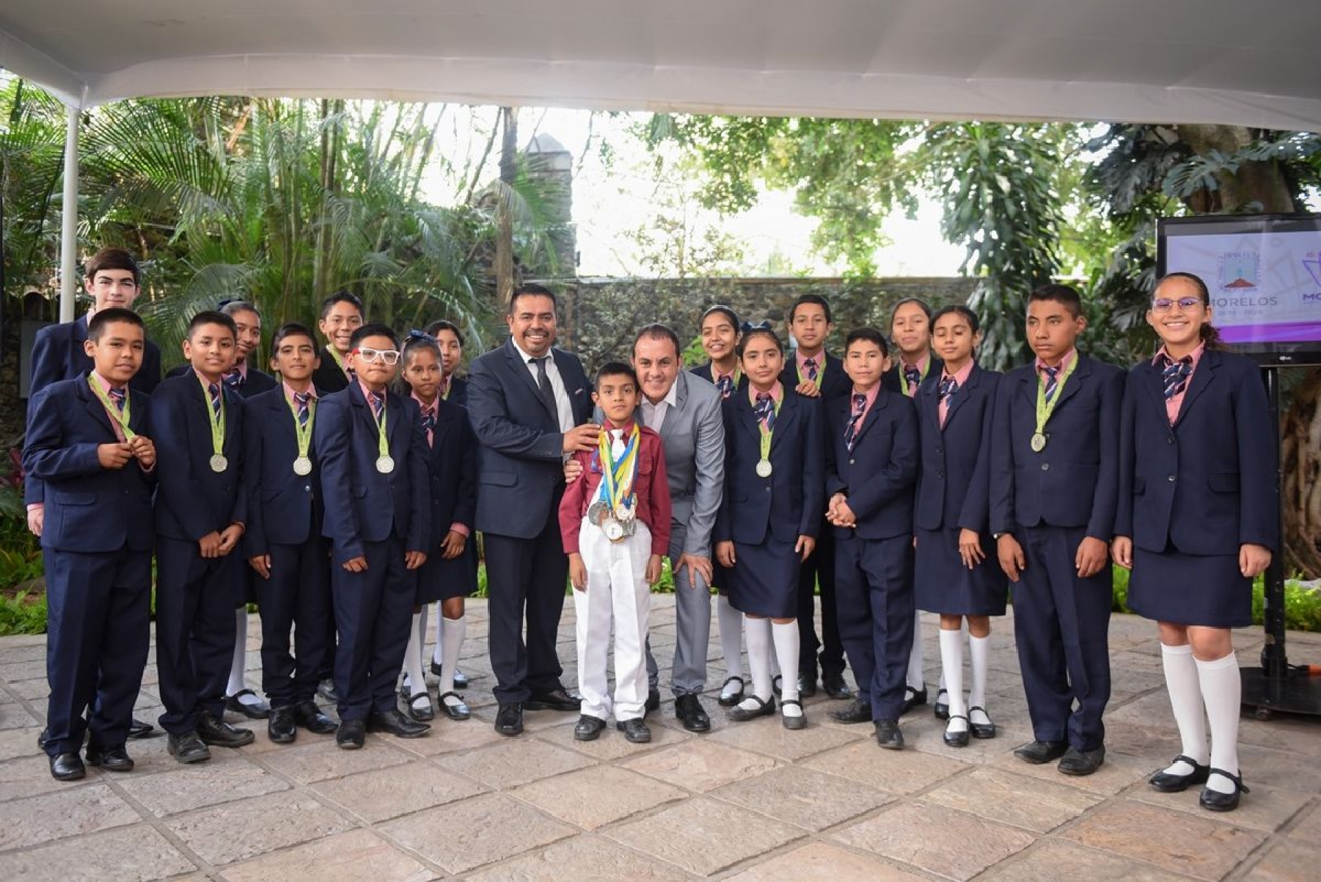Felicita Cuauhtémoc Blanco a ganadores de Olimpiada del Conocimiento Infantil 2018