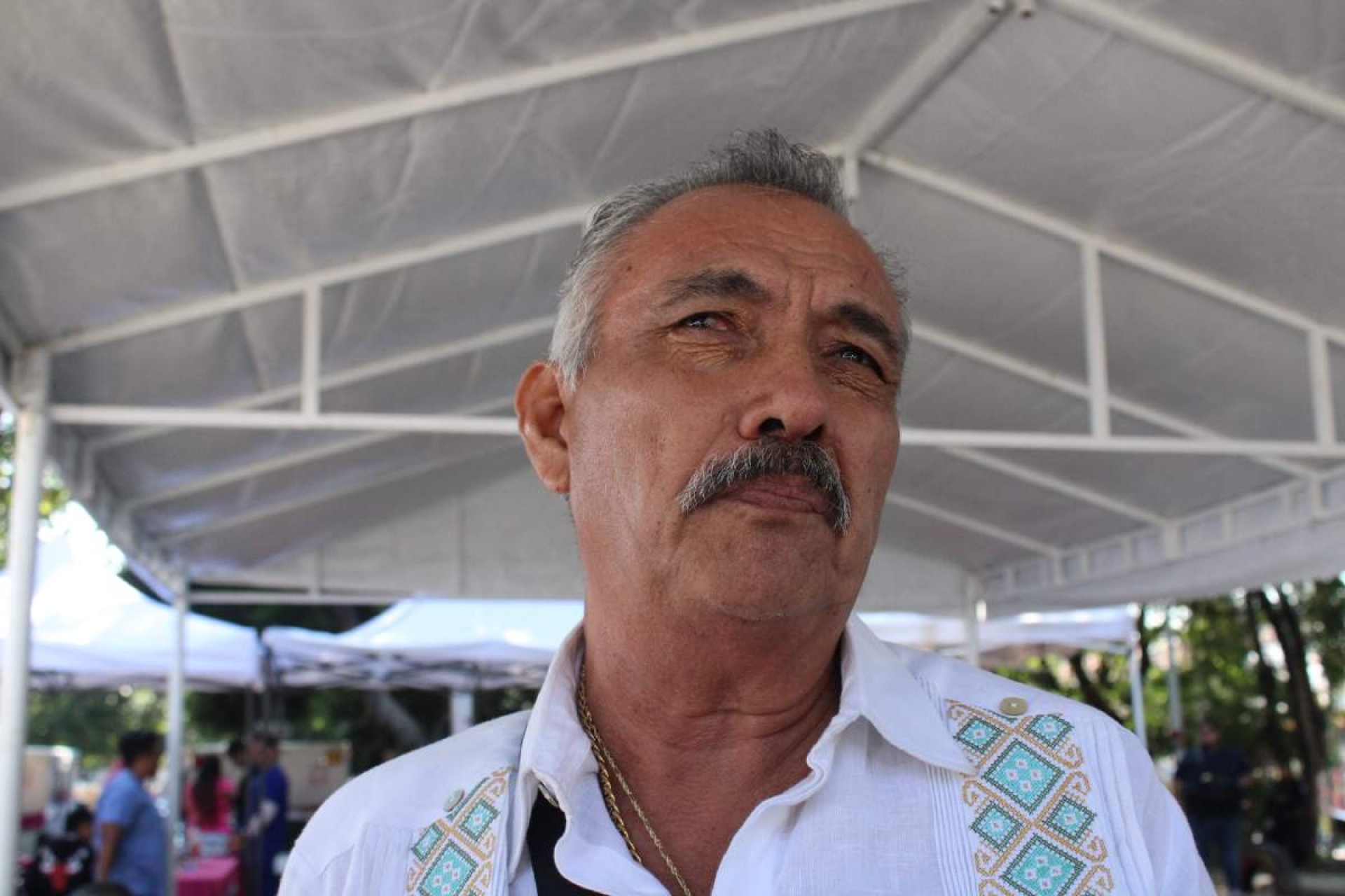Comerciantes de Temixco refuerzan medidas ante billetes falsos y robos en el tianguis