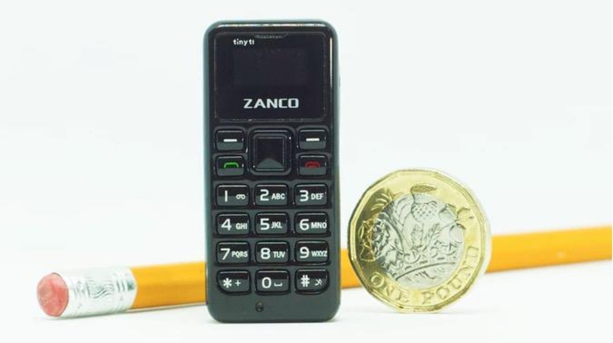 VIDEO: Lanzan mini-celular de ¡4 centimetros!