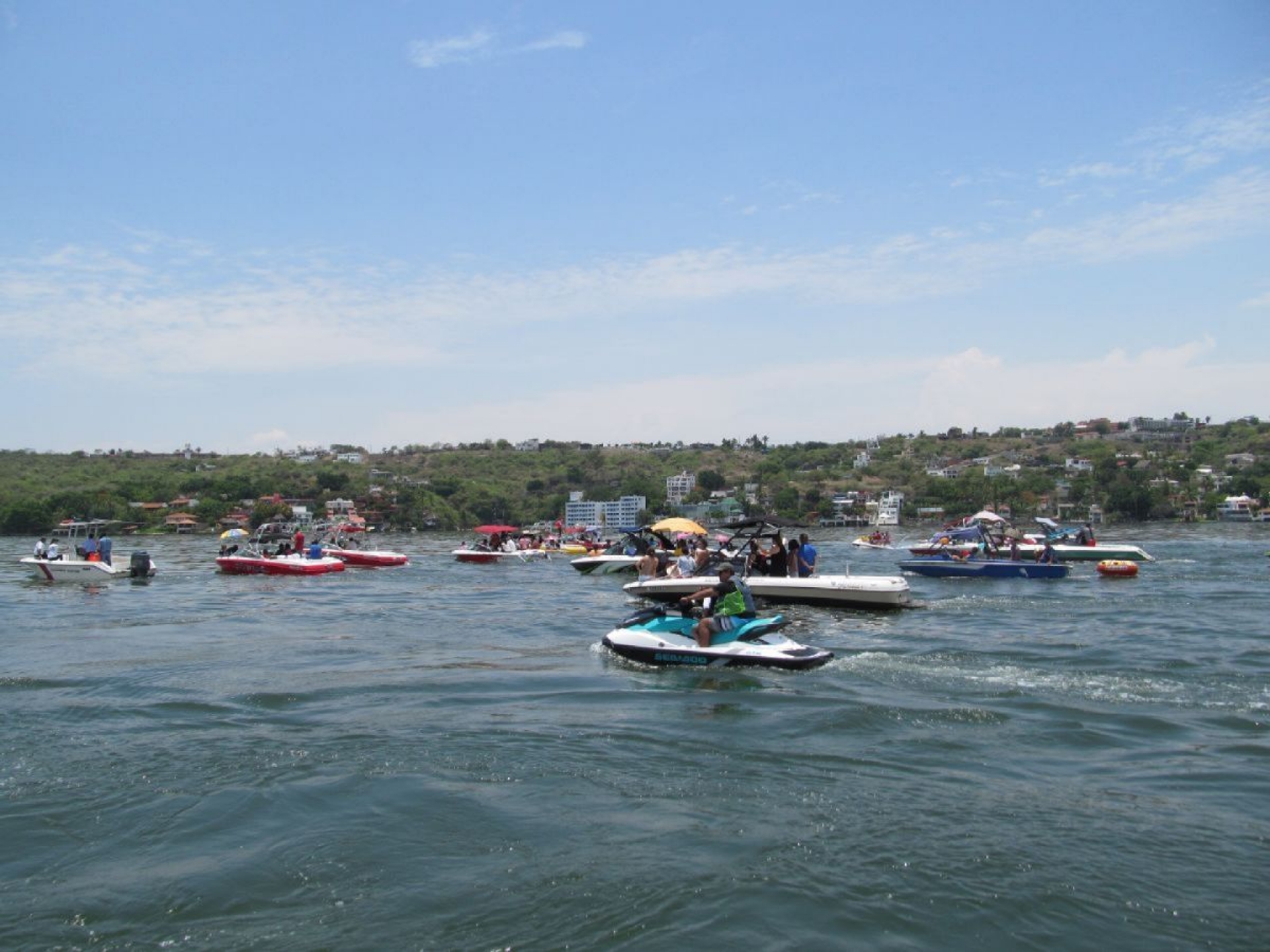Sin permiso, 60% de embarcaciones que ingresan al lago de Tequesquitengo