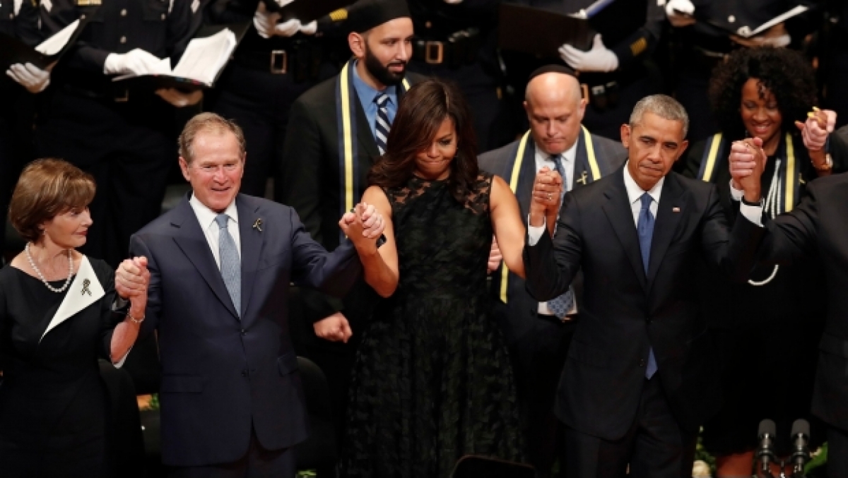 El extraño baile de George W. Bush en el homenaje a policías de Dallas