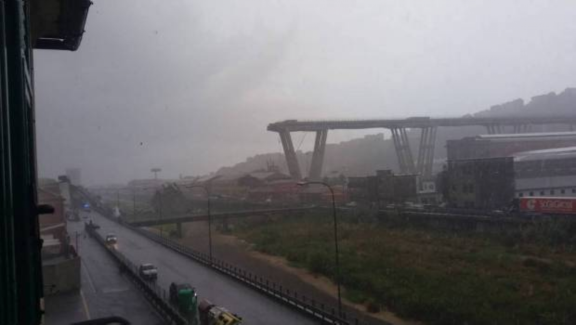 Se desploma puente de autopista en Génova, Italia