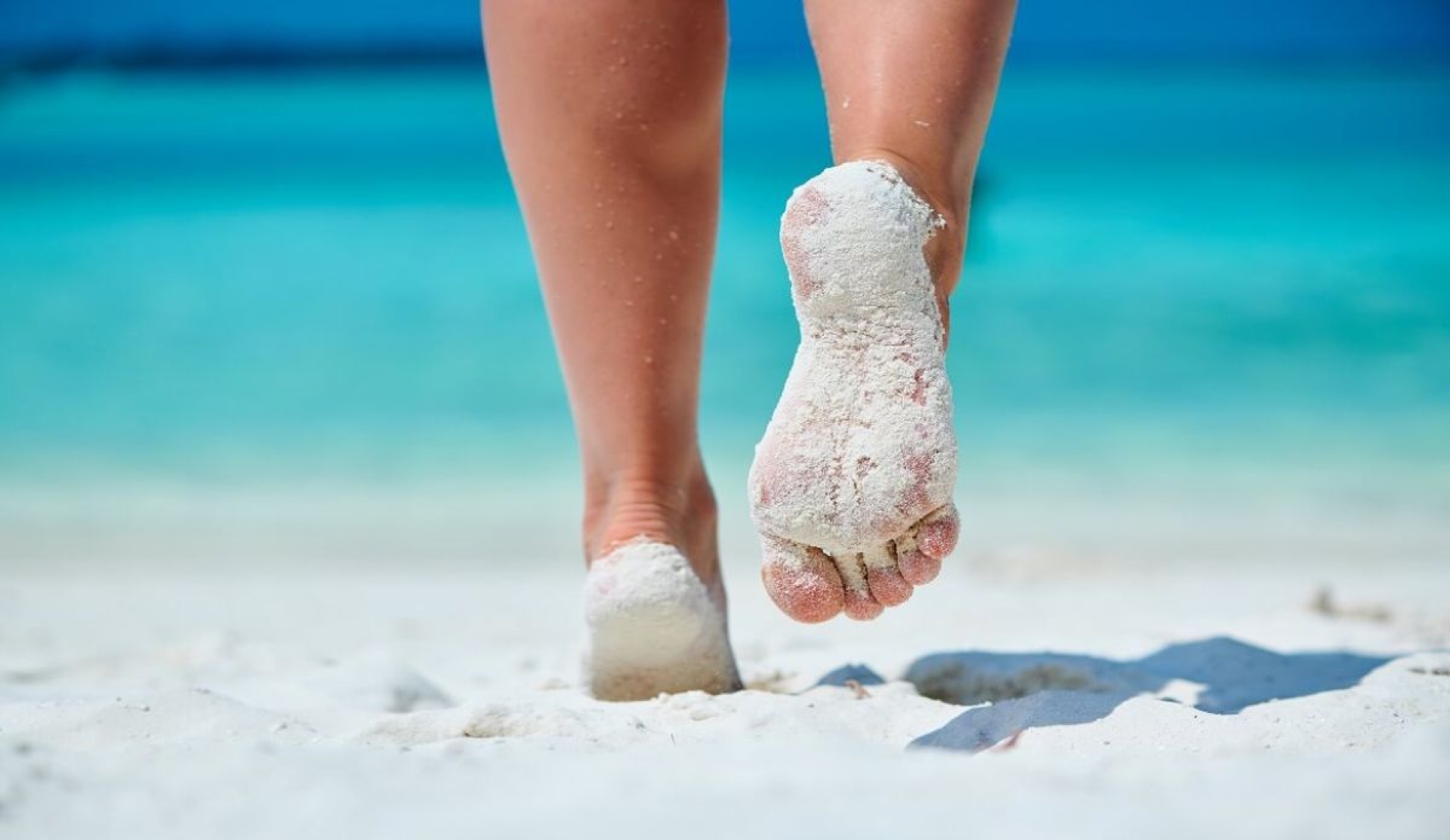 ¿Cómo quitarte la arena de los pies sin agua? El truco perfecto para la playa