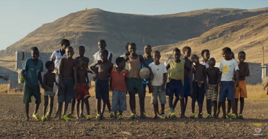 ¿Por qué los niños de Portugal juegan fútbol con un solo zapato? La respuesta los sorprenderá