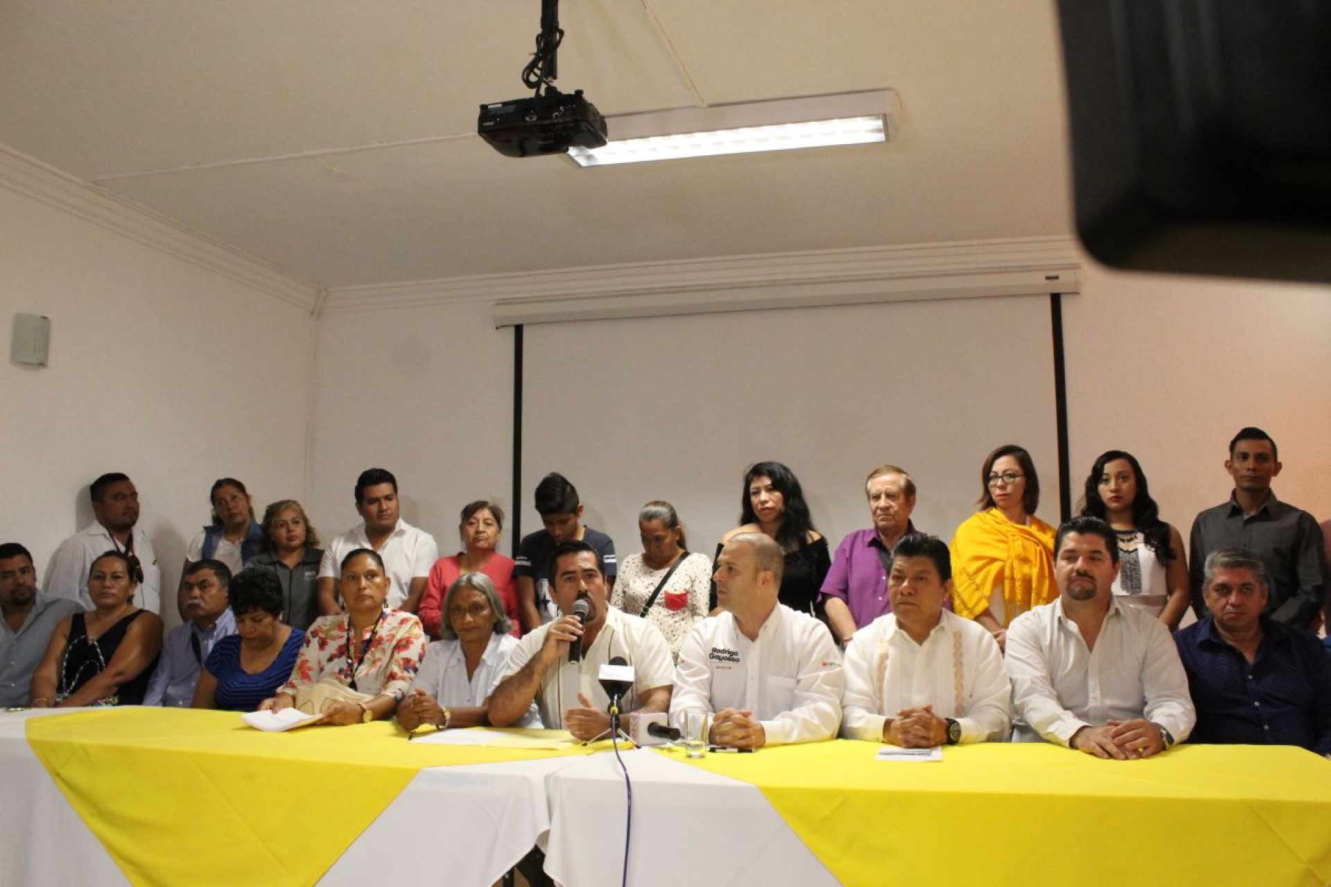 Expriistas se suman al PRD