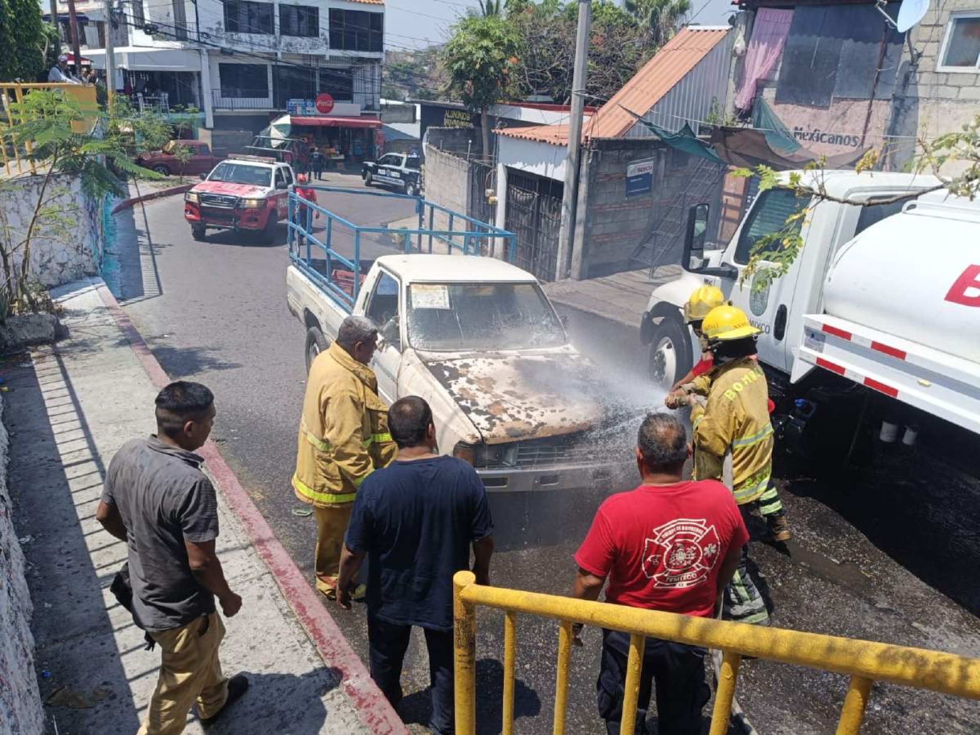Se incendia camioneta en Acatlipa