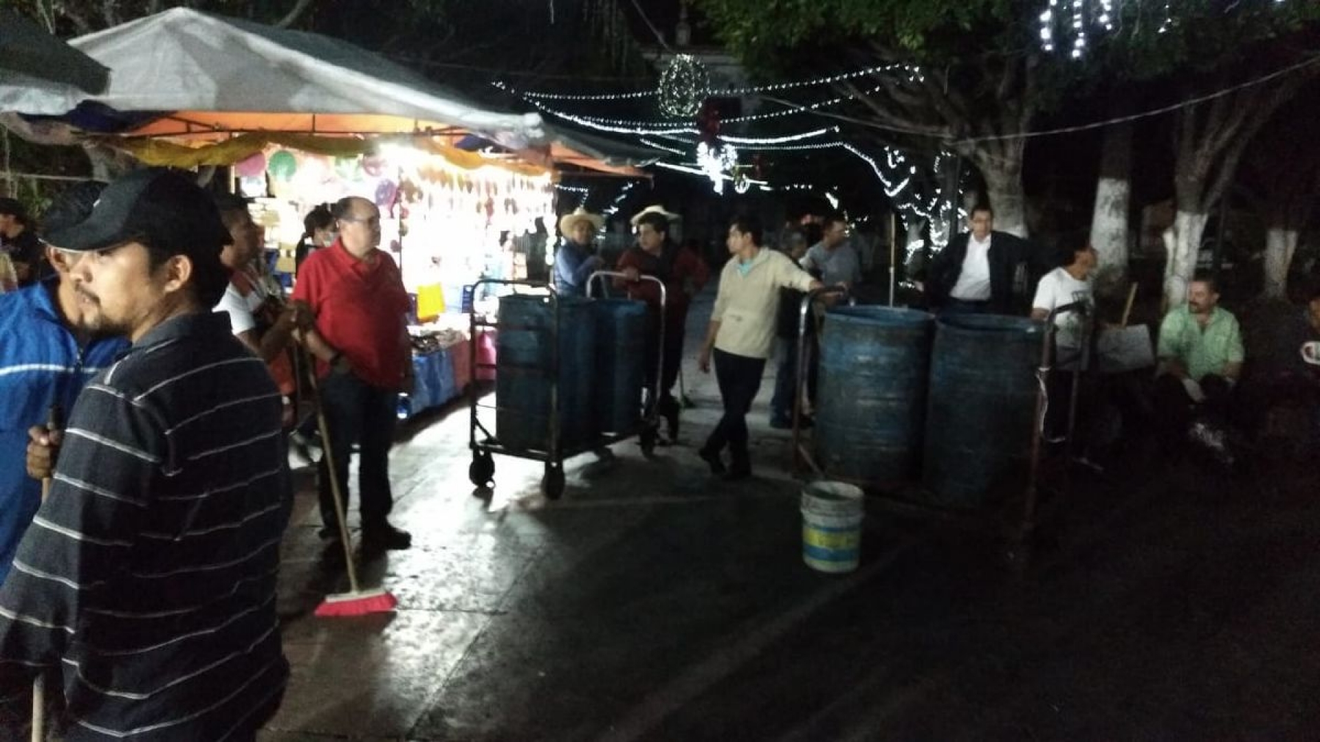 Tras retiro de ambulantes, limpian el zócalo y la Alameda de Cuautla