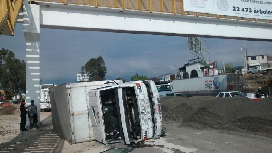 Vuelca un camión cargado de abarrotes