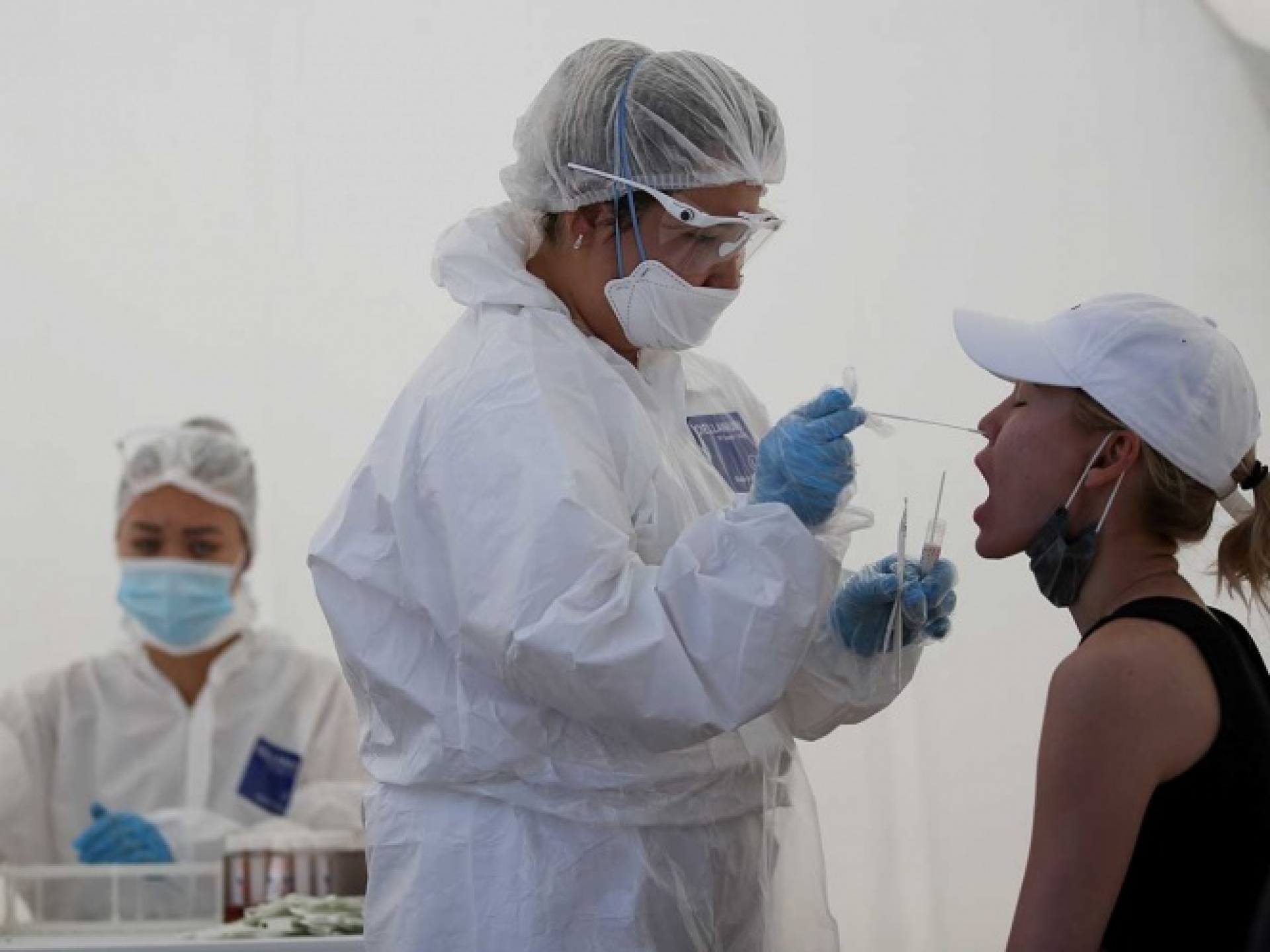 Pandemia sigue acelerándose y sus efectos durarán décadas: OMS
