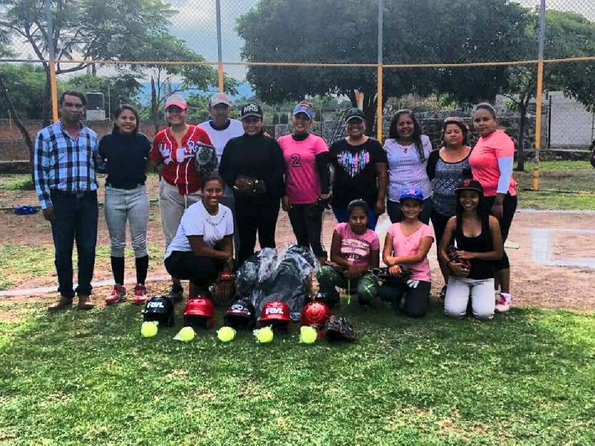 Entrega cabildo de Jonacatepec uniformes a equipo de softbol
