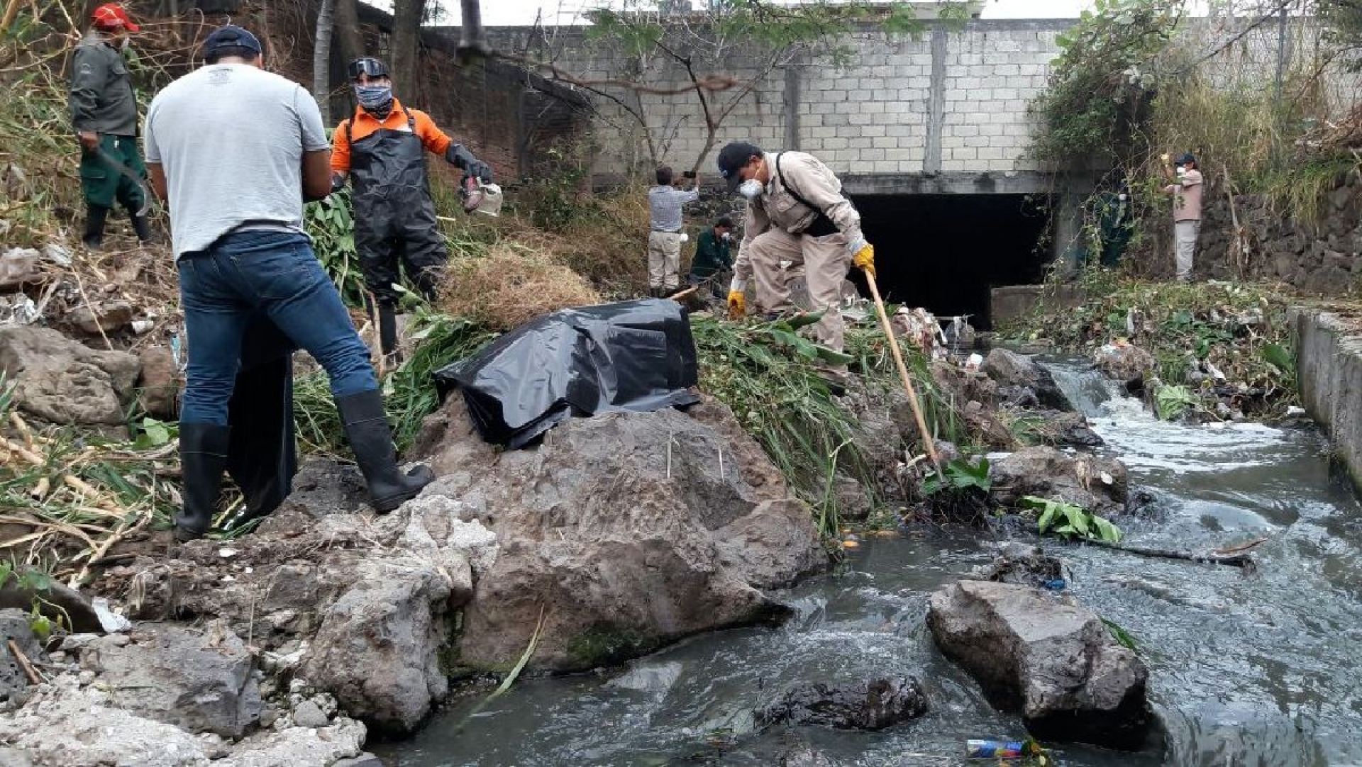 Retiran más de dos toneladas de basura de las barrancas de Cuernavaca