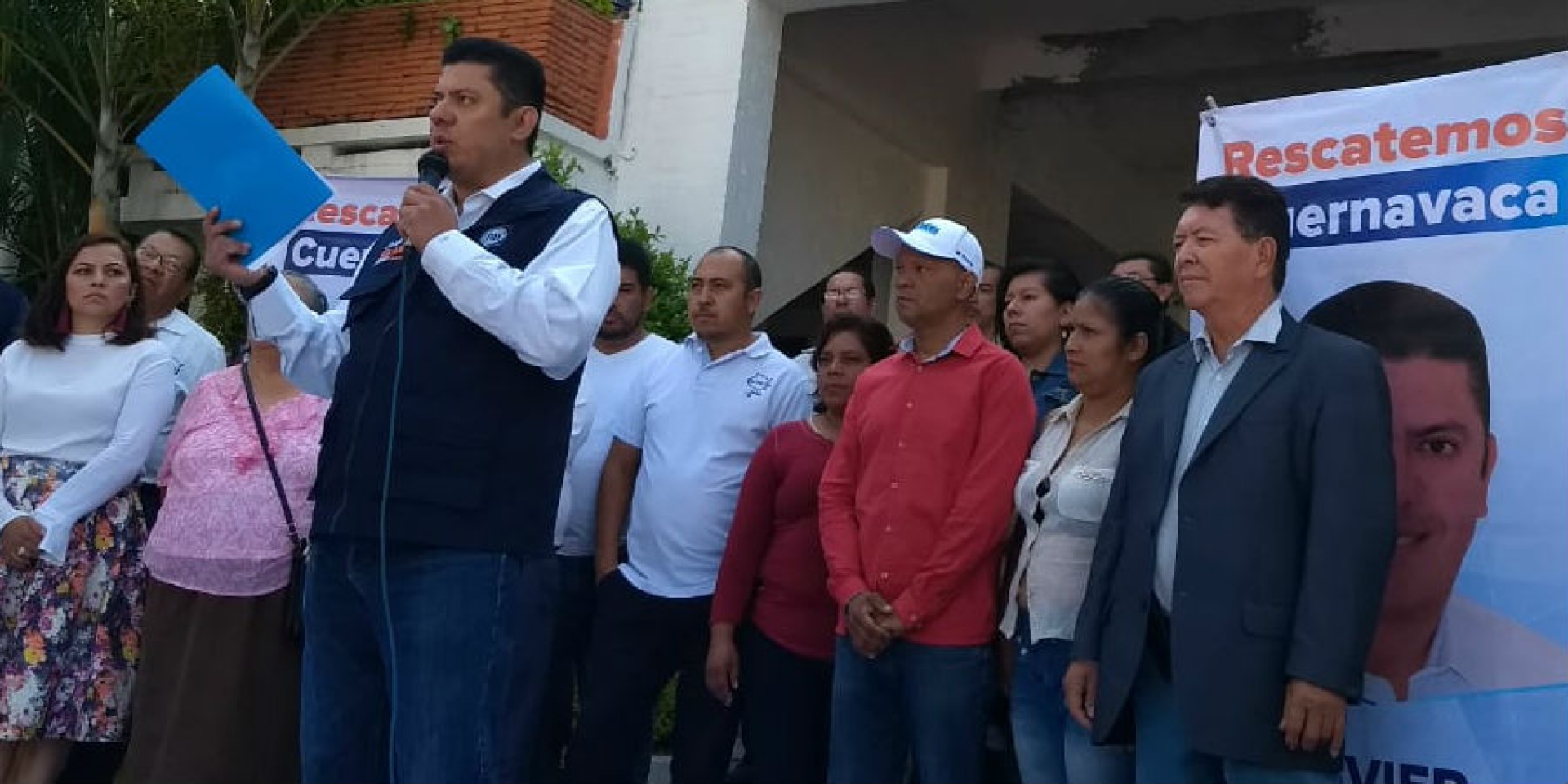Denuncia candidato a la alcaldía de Cuernavaca aplicación de infracciones a taxis que portan su propaganda